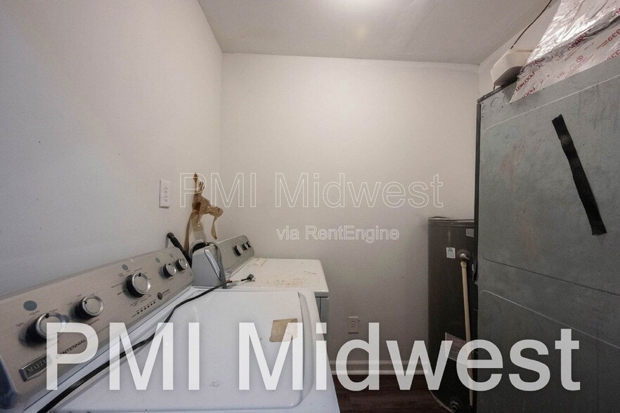 Building Photo - 925 N Sheffield Ave