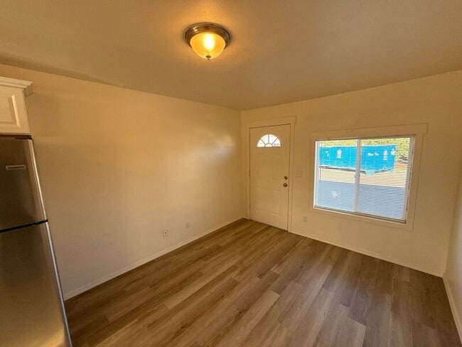 Building Photo - 3357 Portland Rd NE