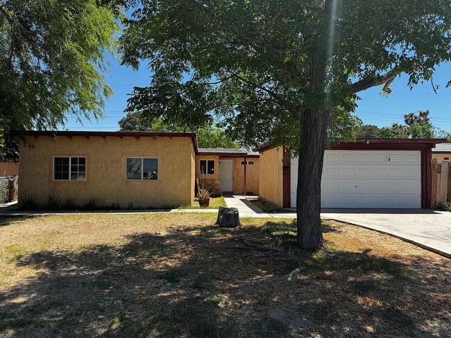 Building Photo - Large 5 bedroom single story ranch house