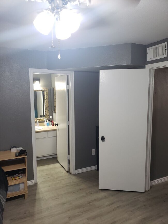 Building Photo - Spacious 2 Bedroom 2 Bath Condo in The Arbors!