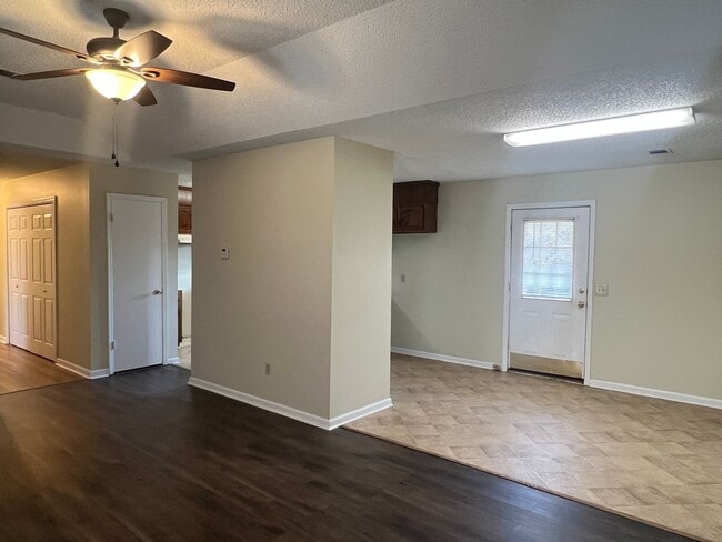 Building Photo - Cute Home in Cochran