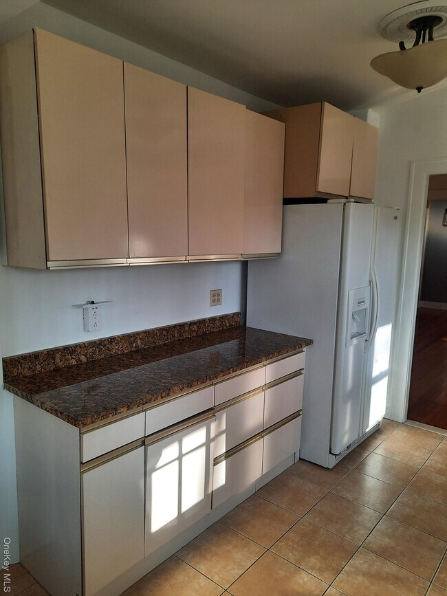 Building Photo - 23 Valley Ave