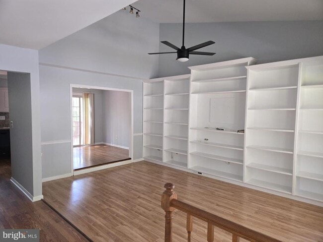 Building Photo - 2205 Blue Valley Dr