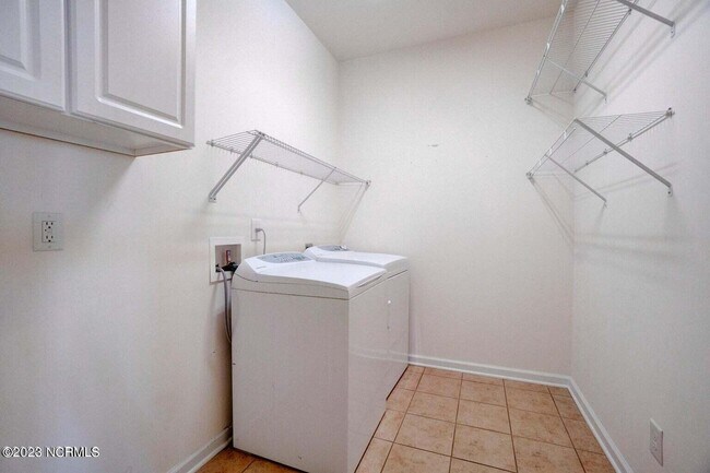 Building Photo - BEAUTIFUL HOME AVAILABLE APRIL 1ST