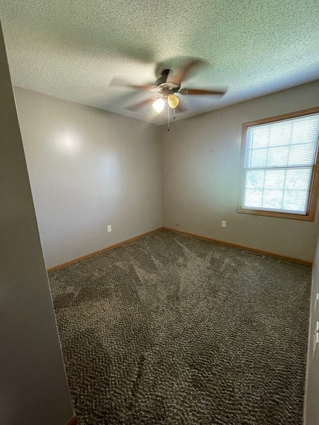 Building Photo - Great Townhome! Close to Campus!