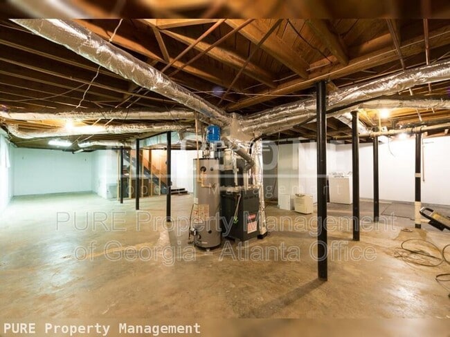Building Photo - 2435 Woodacres Rd NE