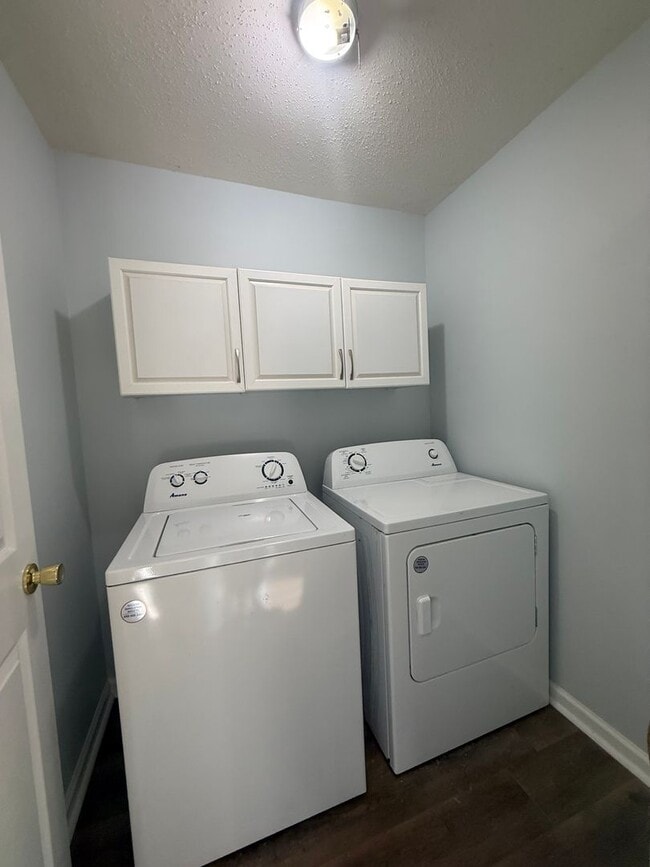 Building Photo - 2-3 Bedroom house with 2 bathrooms and garage