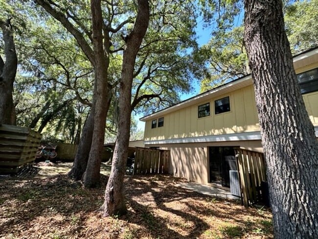Building Photo - Island Townhouse-Close to Shopping and Beach!