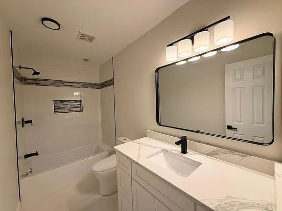 Building Photo - Welcome to this beautifully updated 3-bedroom, 2 full-bath 1400 sqft of modern living space.