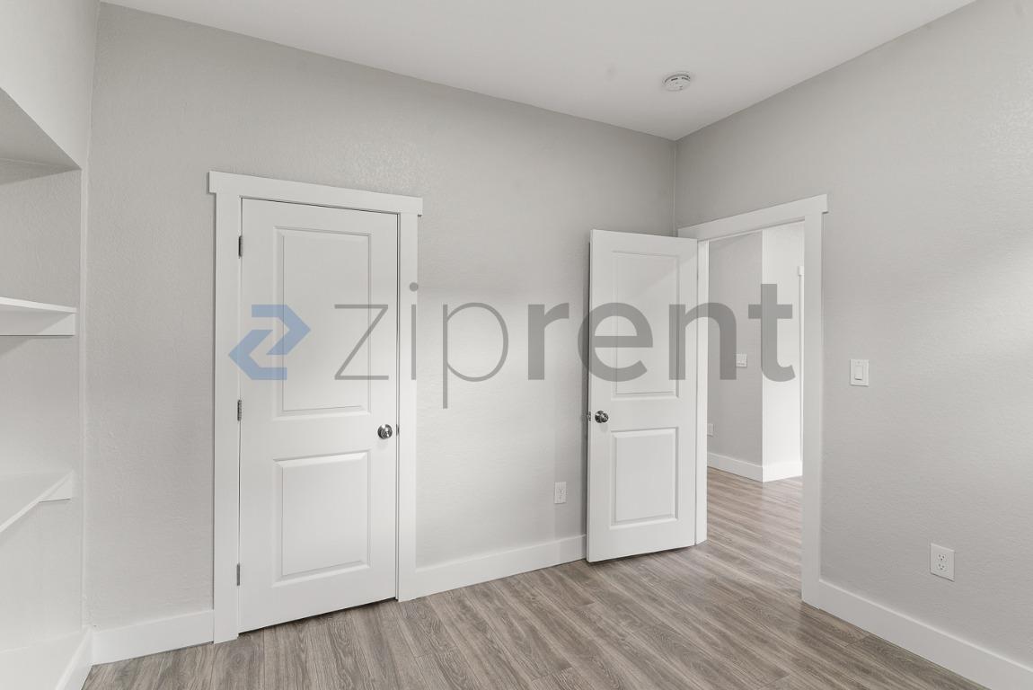 Building Photo - Unit