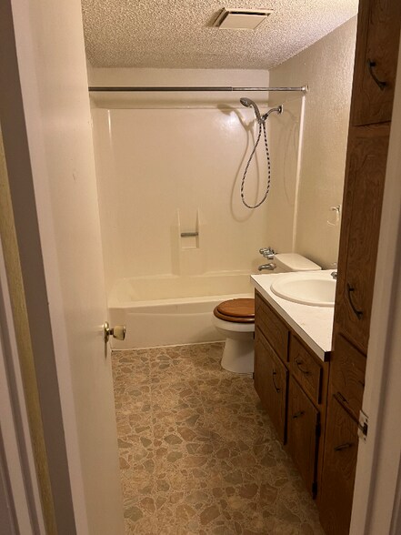 Building Photo - 1702 Kirk Ave