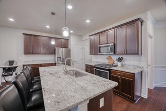 Building Photo - 2832 Fairgrove Cres
