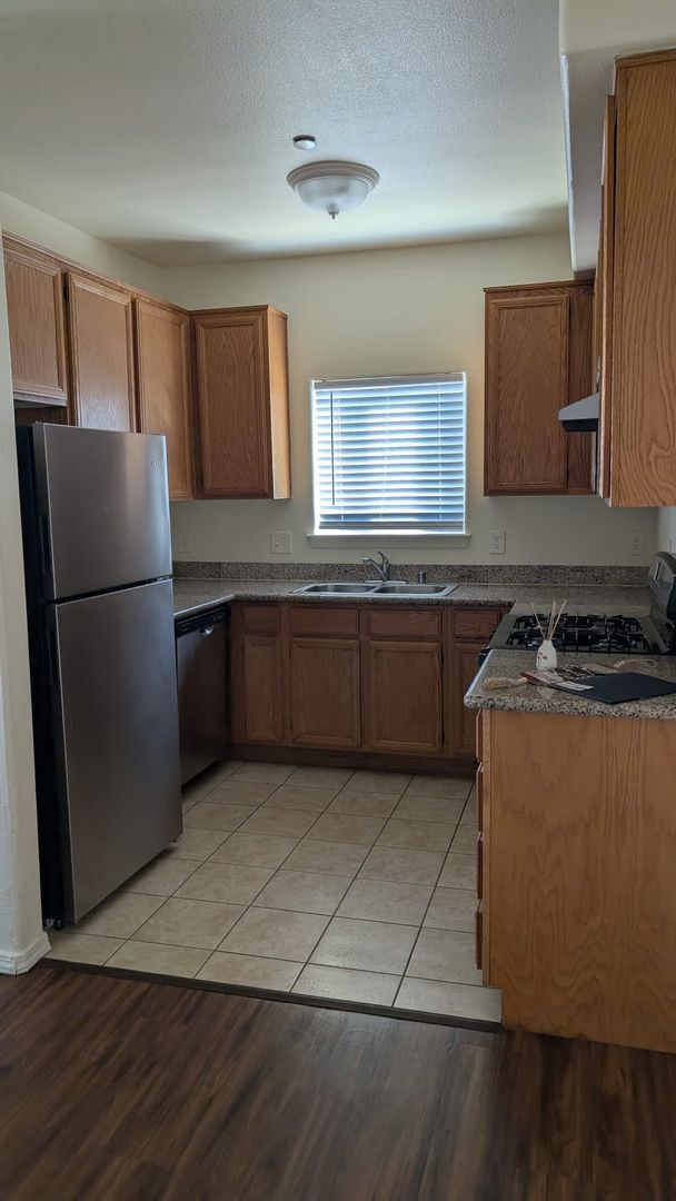 Building Photo - Beautiful 3 bedroom/ 2 bath in gated community. Call or come by to view!