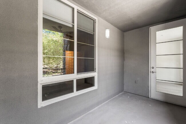 Building Photo - "Spacious, Sophisticated, Modern 3BR, 2BA Condo in the heart of downtown