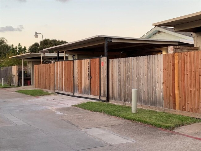 Building Photo - 12995 Clarewood Dr