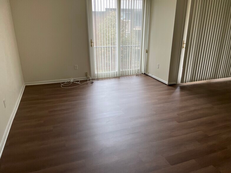 Living room - 10222 Prince Plz