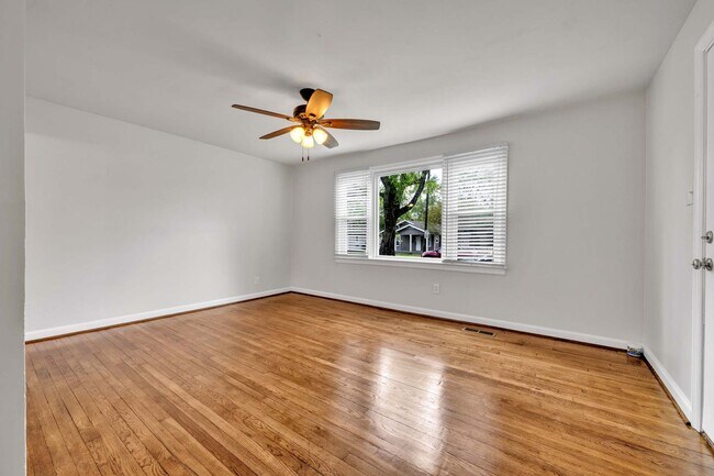Building Photo - Adorable bungalow
