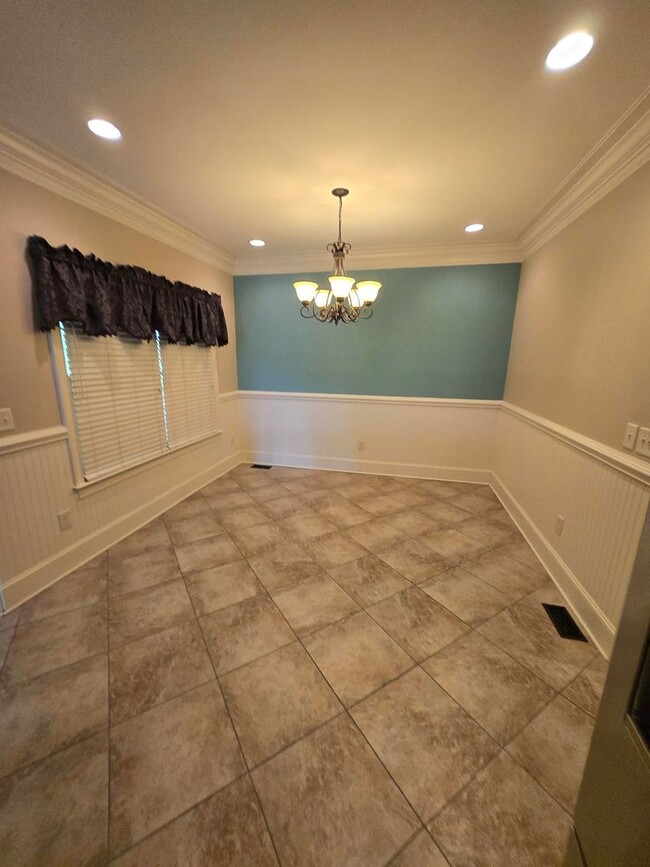 Building Photo - Luxury 4-Bedroom Home with Outdoor Oasis i...