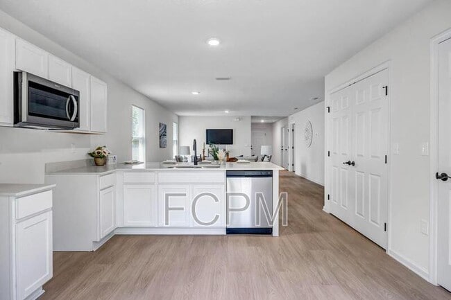 Building Photo - 5460 Amazon Ave