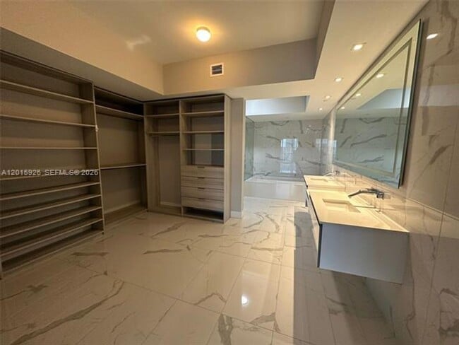 Building Photo - 5000 Island Estates Dr
