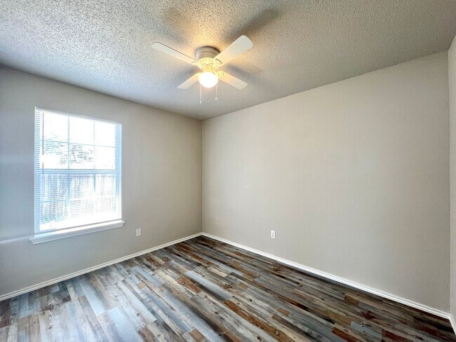 Building Photo - 3 Bedroom Duplex Located In Shadow Hills!