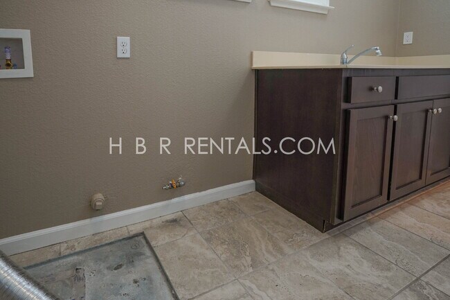 Building Photo - 906 River Bend Dr