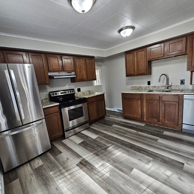 Building Photo - A cozy 2-bedroom, 1-bath home in the heart...