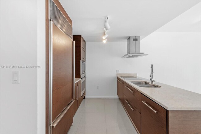 Building Photo - 495 Brickell Ave