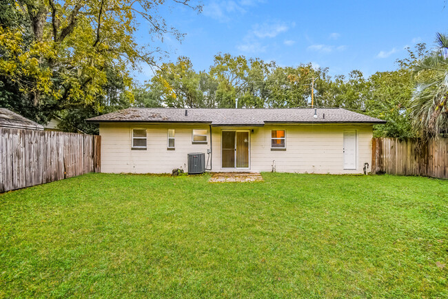 Building Photo - Lovely 3 Bedroom Home