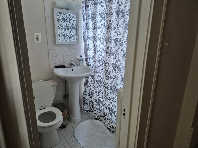 Large studio bathroom - 4531 Ashland N Ave