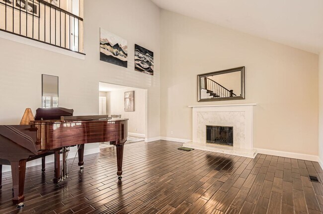 Building Photo - Gorgeous Home in Centennial w/Beautiful Fi...