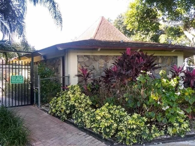 Building Photo - 2801 N Palm Aire Dr