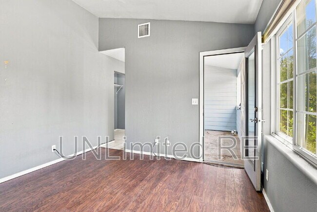Building Photo - 2455 W Silverton Dr