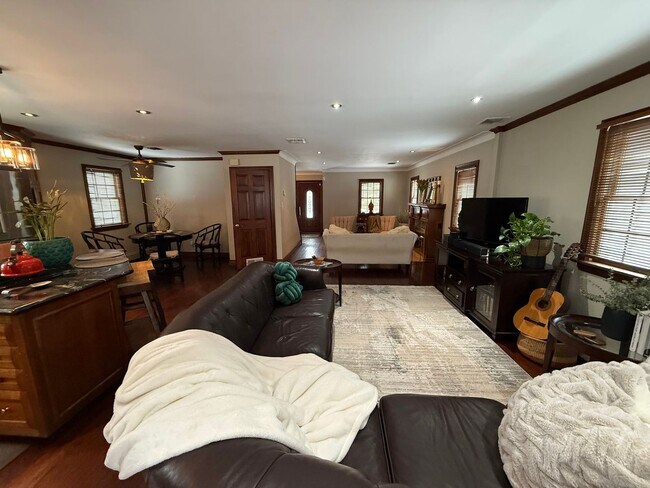 Building Photo - Spectacular 3 Bed/2.5 Bath Colonial in Freeport!