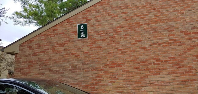 Building Photo - 902 Memorial Village Dr