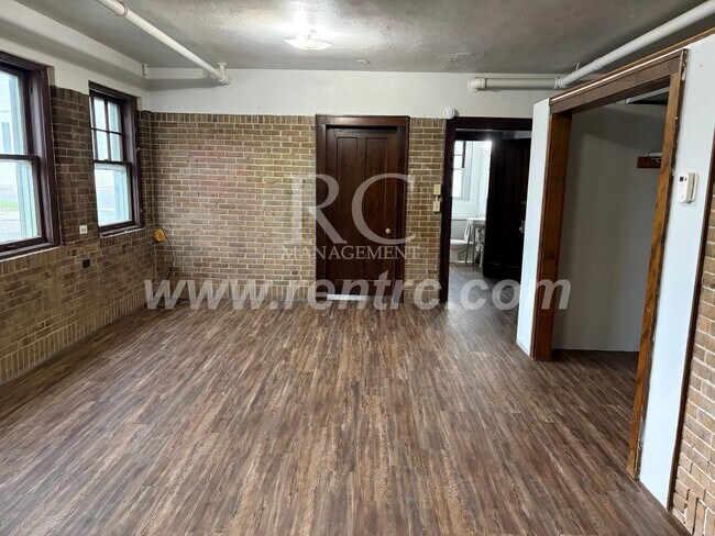 Building Photo - 210-148 Walnut-