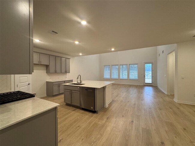 Building Photo - 2320 Magnolia Hl Dr