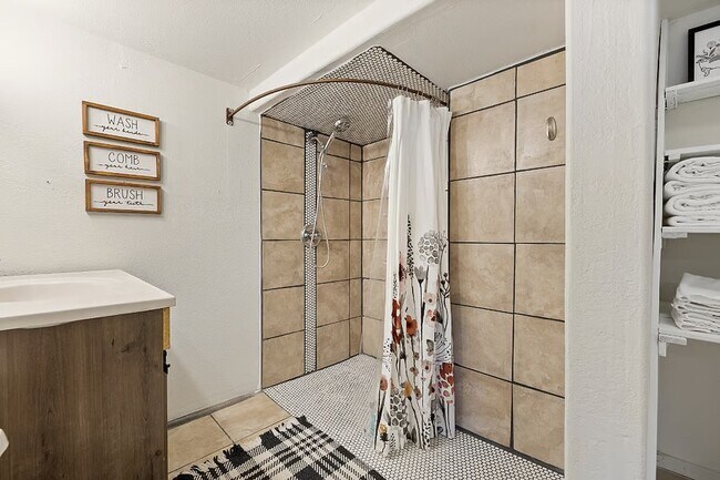 Building Photo - 718 East Blvd