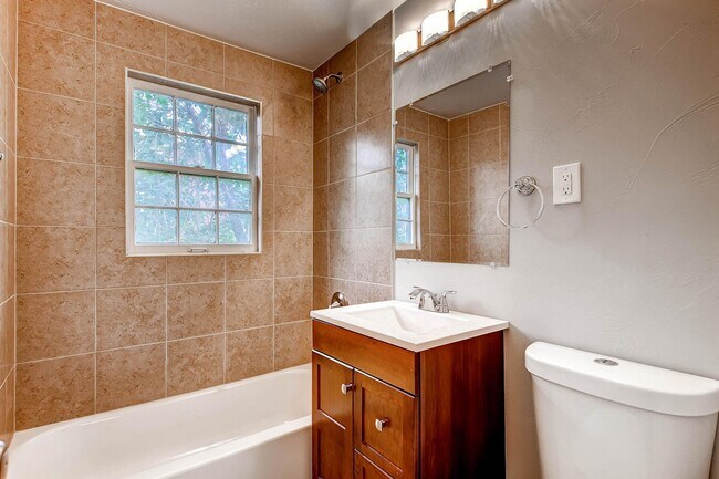 Building Photo - Updated 4-bed, 2-bath home - Blocks from R...
