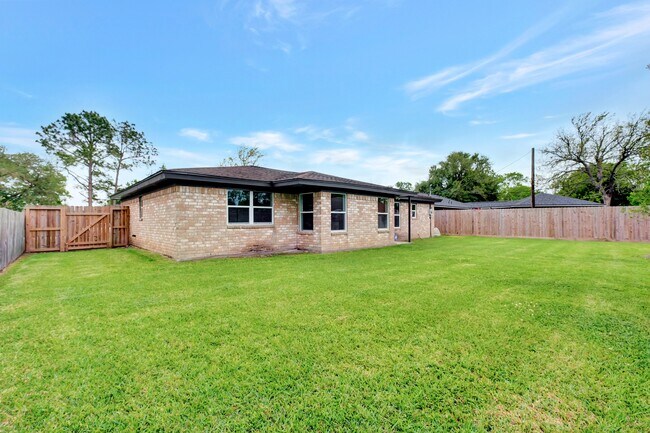 Building Photo - 54 Lotus Ct
