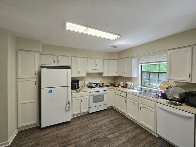 Building Photo - Rare opportunity in North Edison! Spacious 2-bed and 1.5-bathroom townhouse!