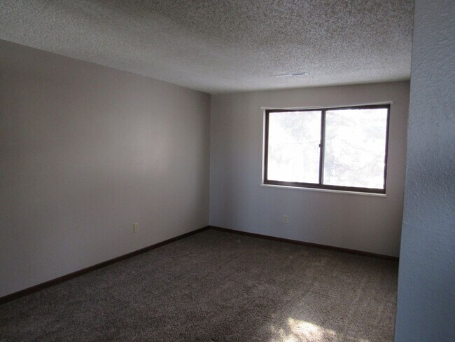 Building Photo - Centrally Located 2 Bedroom w/ Central Air