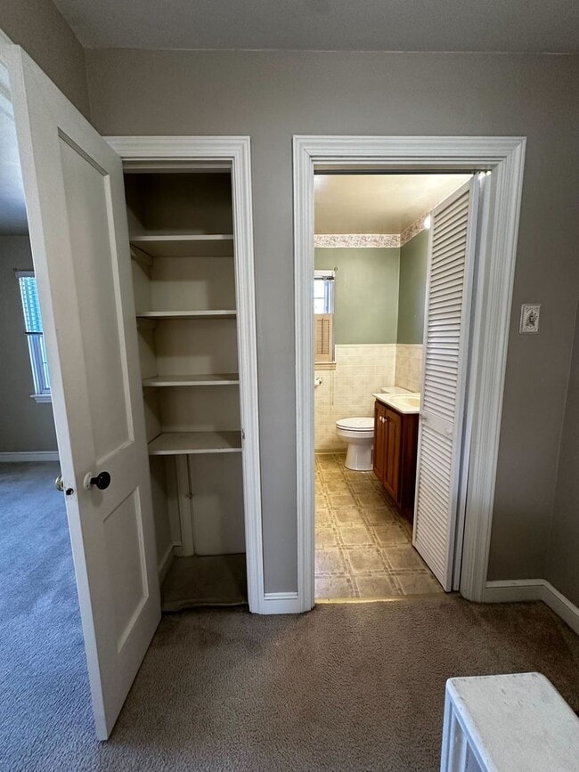 Building Photo - Spacious 2 Bedroom Home with Sunroom and Plenty of Storage!