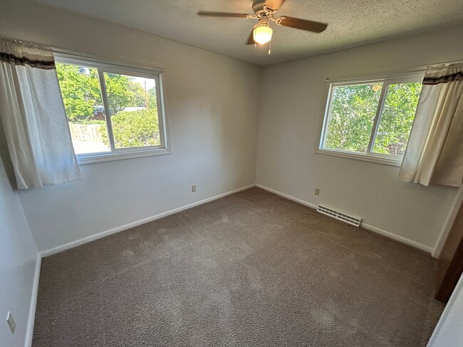 Building Photo - 5 Bed 2 Bath Home with 2 Car Attached Garage in Quiet Nice Neighborhood.