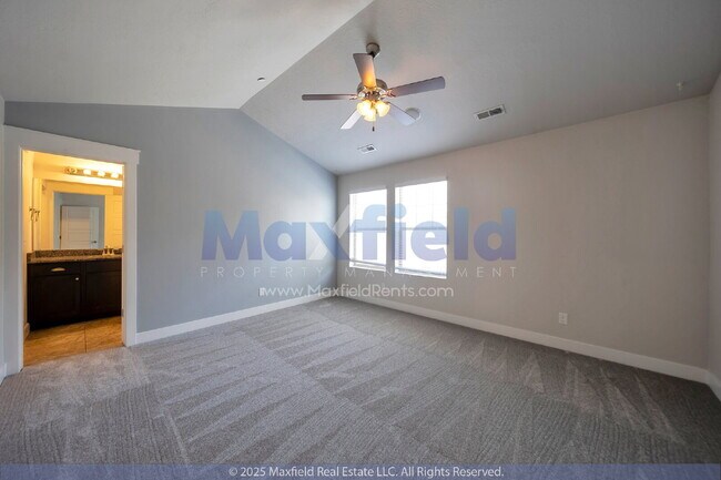 Building Photo - Small Pet Friendly - 3BD 2BTH 2GAR - Center Street/700 W Near TopGolf