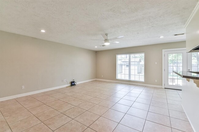 Building Photo - 6847 Vanlynn Ln