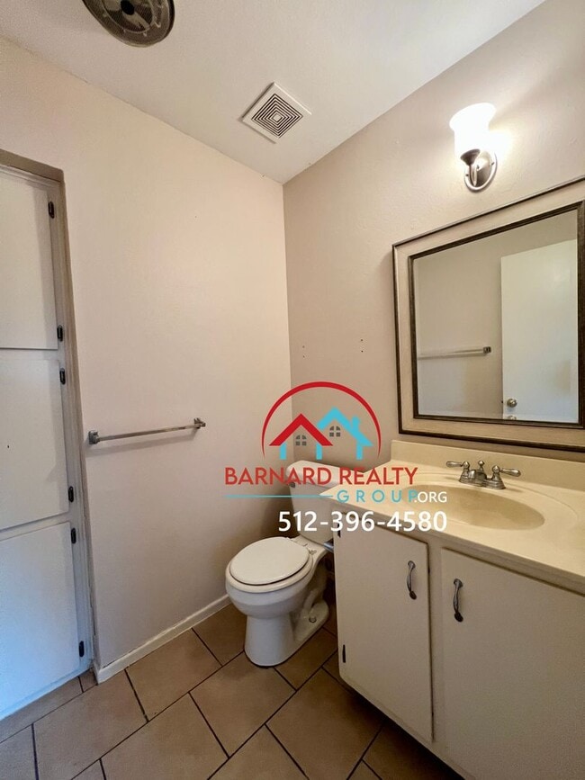 Building Photo - Available July 12: Duplex Close to Texas S...