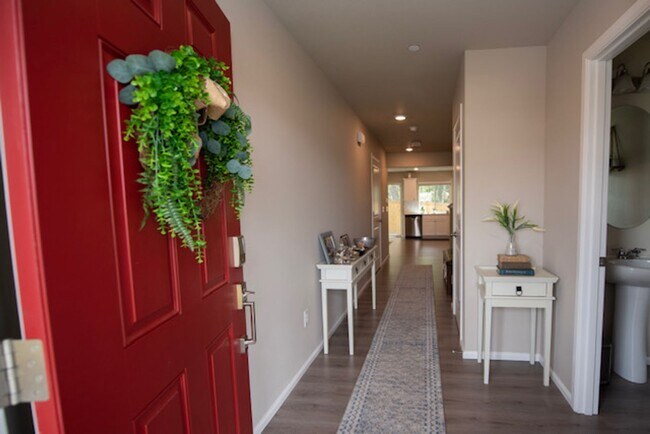 Building Photo - Nearly New Dupont Home 3bed and 2.5 Bath 1...