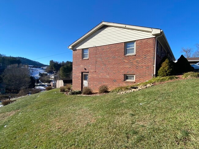 Building Photo - 410 Colonial Ave