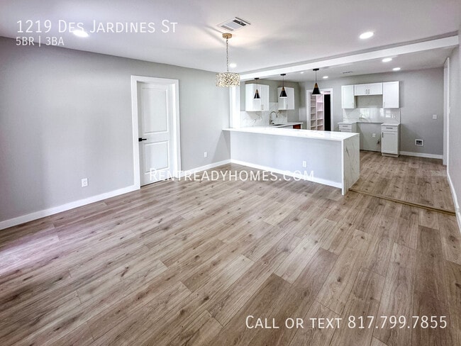Building Photo - 1219 Des Jardines St